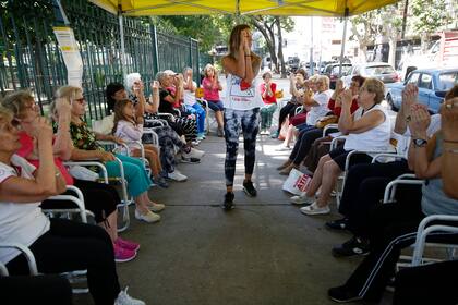 El programa La Tercera en la Calle comprende talleres de estimulación de la memoria, arte, lectura, narración, canto, ritmos latinos, caminatas, gimnasia, folklore, tango, confección de títeres, pintura y decoración, entre otros
