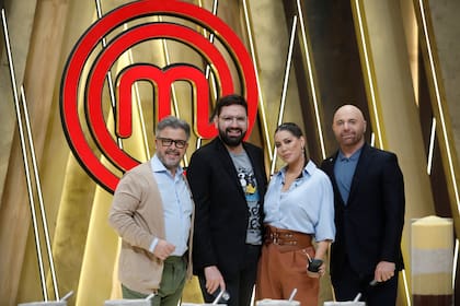 La tercera edición de MasterChef Argentina cuenta con la conducción de Wanda Nara. Como jurados están los chefs Germán Martitegui, Damián Betular y Donato de Santis