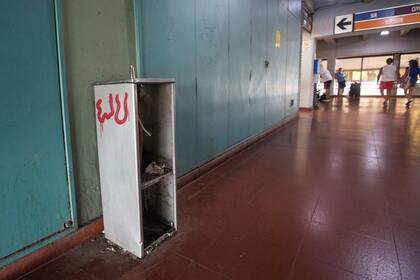 La falta de mantenimiento y la suciedad junto con el olor a orín invaden toda la terminal