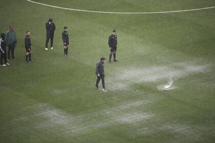 La terna arbitral recorre la cancha