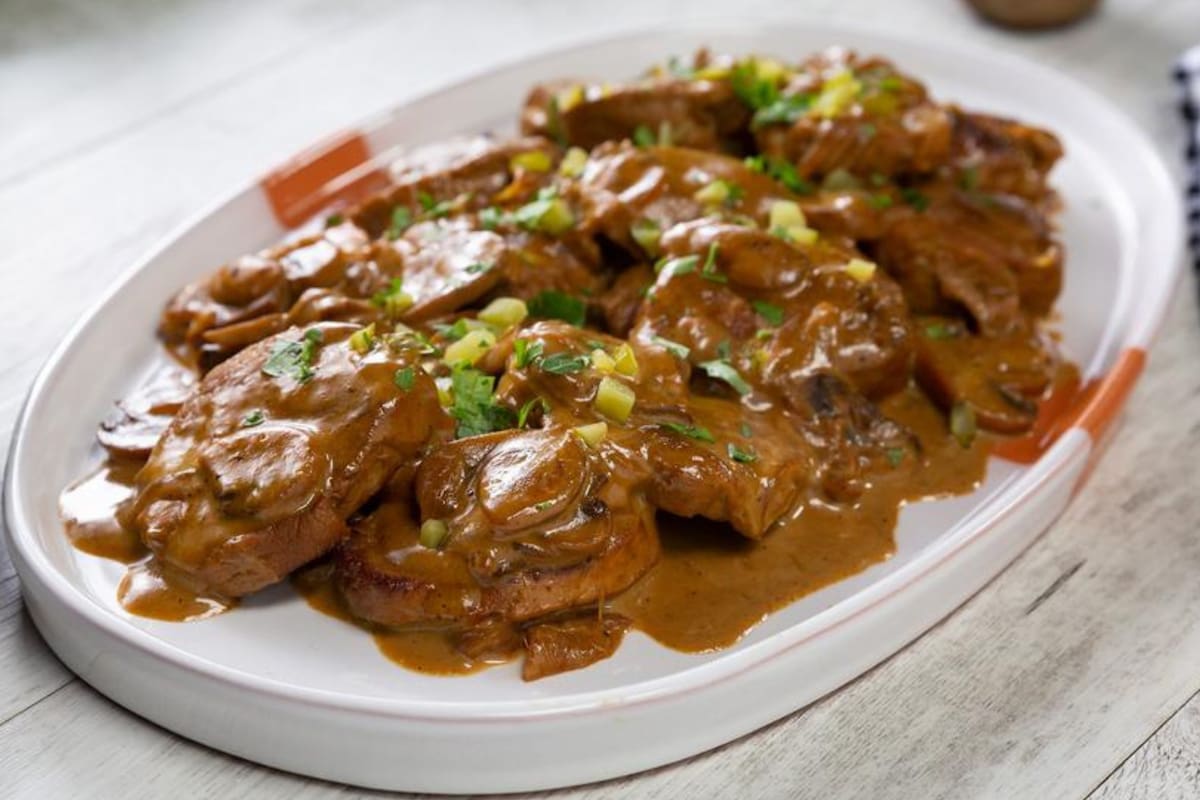 La ternera al Strogonoff que comía la elite rusa: cómo hacerla sin horno y en 35 minutos