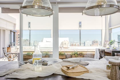 La terraza, como suspendida en el aire gracias a las vistas infinitas que ofrece un piso alto.