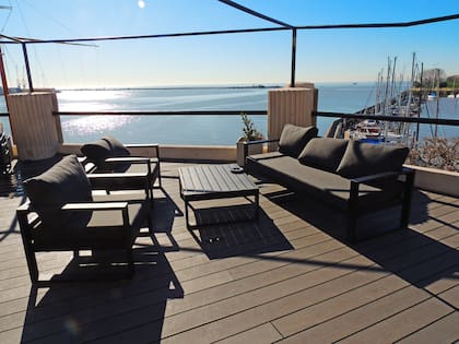 La terraza con excepcional vista al Río de la Plata.