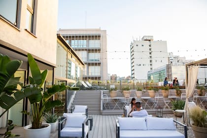 La terraza con gazebos, tumbonas, camastros y una pequeña pileta (splash pool) es ideal para el atardecer y tiene una vista soberbia de la ciudad.