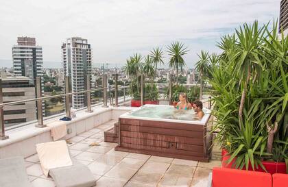 La terraza con vista 360° en el piso 16 del flamante hotel Dazzler by Whyndham.