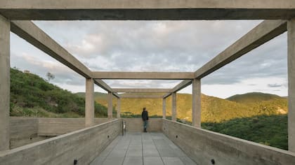 La terraza con vista a las sierras, asador y ducha para después del baño en el río. Un exterior permeable que se pensó para disfrutar de relajarse y conectar con el paisaje.