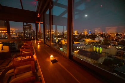 La terraza cubierta de Furia, en la calle Rawson, con gran vista a la ciudad
