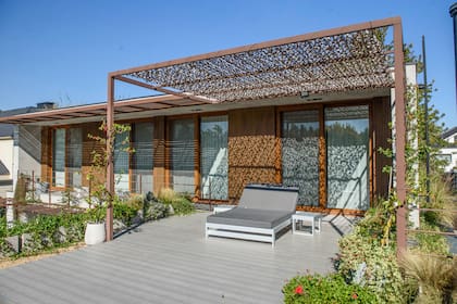 La terraza cuenta con una pérgola, agregando a la casa un lugar más para estar al aire libre