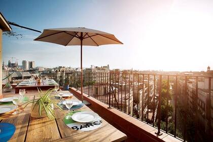 La terraza cuenta con vista franca a la ciudad