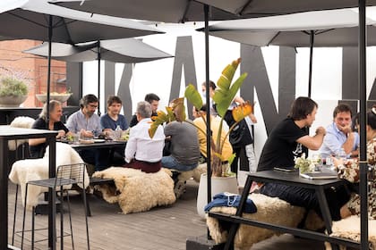 La terraza de Kanka, amplia y llena de vegetación, que da a la plaza Mafalda, en Colegiales.