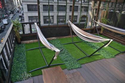 La terraza de NapYork posee hamacas