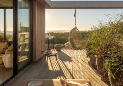 La terraza de una de las suites, con vista a la bahía de la playa mansa de José Ignacio
(Gentileza Posada Ayana)