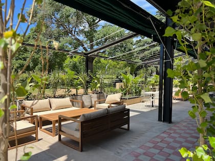 La terraza del Bellas Artes Bar, con cómodos livings rodeados del verde de los parques de la zona.