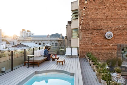 La terraza del hotel, ideal para el atardecer, con vista al casco histórico de la ciudad.