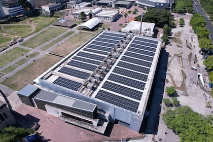 La terraza del Pabellón Ocre, de La Rural, con los 22 paneles solares que generan energía solar para abastecer hasta el 40% de la demanda propia