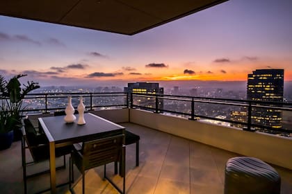 La terraza del penthouse que Matthew Perry puso a la venta en Los Ángeles y ahora es propiedad de Rihanna
