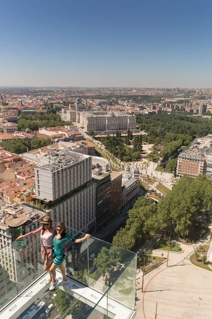 La terraza del Riu, rodeada de vidrios, es muy utilizada para fotos de locales y turistas.