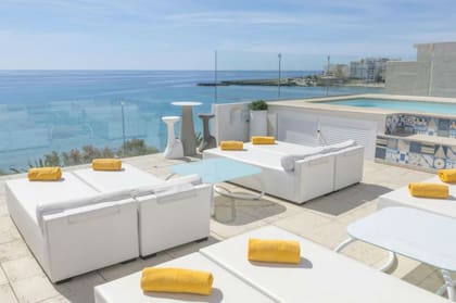 La terraza del Sky Bar ofrece vistas panorámicas sobre la costa este de Mallorca