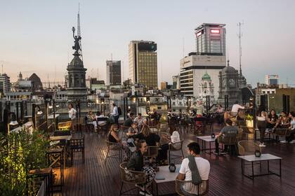 Papa Francisco: Recordando sus tardes de mate en la terraza con vista a Plaza de Mayo y la Catedral La terraza que visitaba Bergoglio