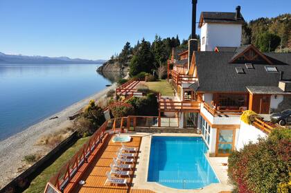 La terraza sobre el lago Nahuel Huapi es uno de puntos destacados de Apart del Lago