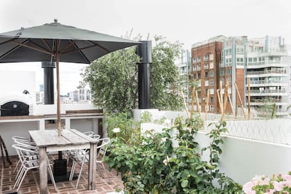 La terraza también dispone de un comedor más informal, con un horno de barro, la huerta, los olivos y los rosales, que configuran un entorno perfecto.