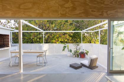 La terraza tiene vistas a árboles frondosos, que aportan privacidad a los dueños de casa.