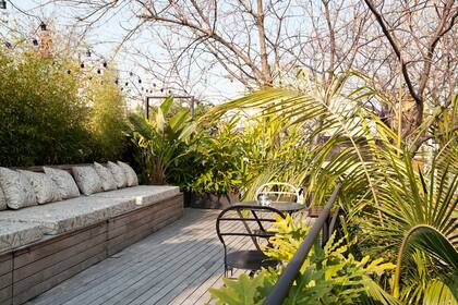 La terraza, un espacio de encuentro con piso de deck y sillones para leer o tomar algo al fresco.