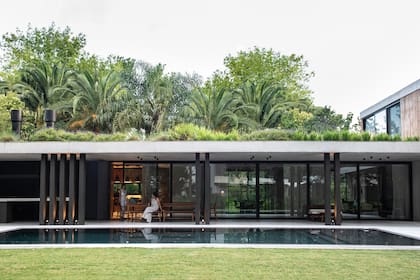 La terraza verde ocupa un lugar protagónico en el diseño del área social de la casa, y se funde con el entorno.
Paisajismo: Bioma Oficina de Paisaje