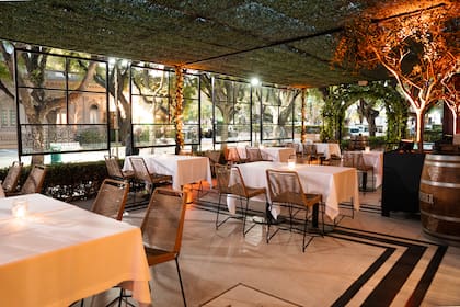 La terraza vidriada de Bagatelle, con vista privilegiada al Hipódromo de Palermo.