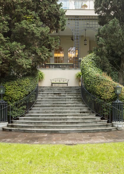 La terraza y las escalinatas fueron creados luego de que el gobierno británico adquiriera la propiedad. La Residencia recibió visitas ilustres como el Duque de Edimburgo en 1996, quien plantó un ejemplar de palo borracho.