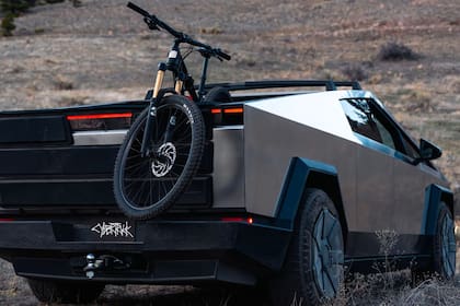 La Tesla Cybertruck cuenta con una capacidad de remolque de hasta cinco toneladas