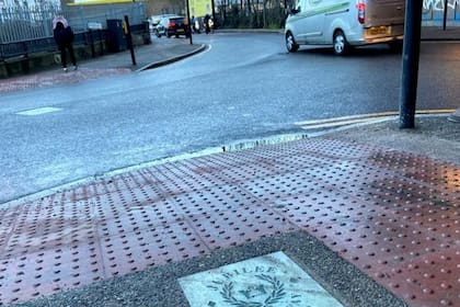 La textura de esta acera le advierte a los invidentes que están por llegar al cruce de una calle