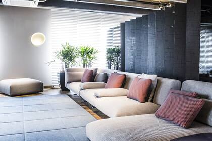 La textura del biombo que divide los espacios, en armonía con una ambiente confortable, pensado para la vida en calma.