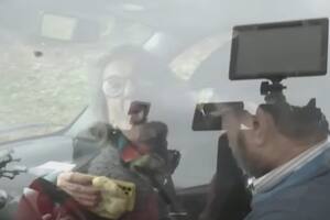 La tía del diputado le saca la lengua a la prensa (LN+)