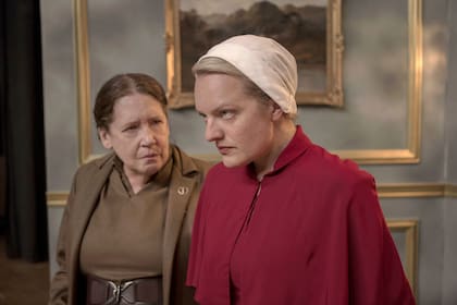 La tía Lydia (Ann Dowd) y June (Elisabeth Moss) en The Handmaid's Tale, la distopía basada en la novela de Margaret Atwood que lleva cuatro temporadas en el aire, uno de los platos fuertes de la programación de Paramount+