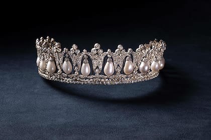 La tiara está compuesta por 18 perlas en forma de pera que cuelgan de arcadas con incrustaciones de diamante. 