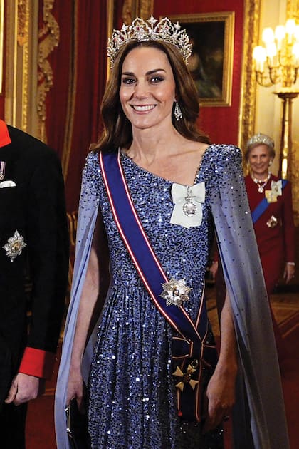 La tiara Indian Circlet que llevó Kate había pertenecido a la reina Victoria y, originalmente, además de diamantes, tenía ópalos que, por creerse que atraían la mala suerte, fueron reemplazados por rubíes provenientes de otra joya