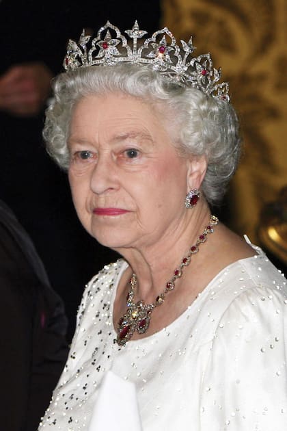 La tiara Indian Circlet tiene un diseño de once arcos mongoles (anteriormente, eran diecisiete) que rodean a flores de loto. La reina Isabel II la usó solo una vez en todo su reinado; fue en 2005