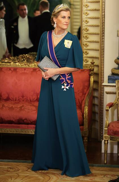 La tiara que eligió Sophie, la condesa de Wessex, estaba compuesta por cinco aguamarinas engastadas con cintas. Se trata de una pieza que Isabel II usó por primera vez durante un banquete en Canadá, en 1970.