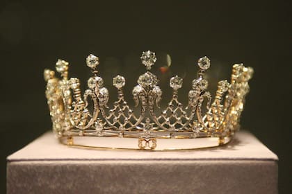 La tiara que le regaló Mike Todd, en detalle. Las alhajas y los diamantes ocuparon un lugar tan importante como los hombres. Al morir Liz, Christie’s organizó una subasta que recaudó 137 millones de dólares, récord mundial.

