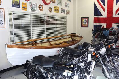 La tienda de Billy Joel no solo almacena motocicletas, sino también una canoa y una bicicleta (Web/20th century cycles)