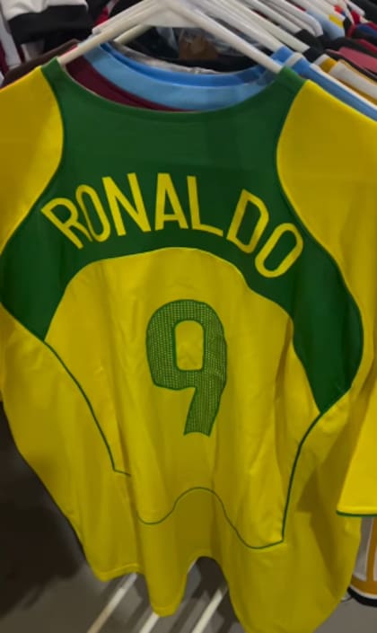 La tienda de jerseys también vende camisetas especiales con los nombres de jugadores de la talla de Ronaldo o Messi (Instagram/@golacokits)