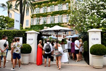 La tienda de lujo de Dior en Saint-Tropez, siempre concurrida al menos para ver 
