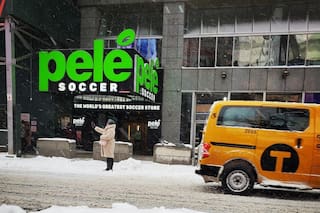 La tienda del Times Square que se volvió furor tras la muerte de Pelé