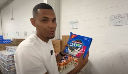 La tienda ofrece un súper paquete de Oreo a menos de 3 dólares porque están prontas a caducar ¿pero a quién le duran más de un día?, se preguntó el influencer