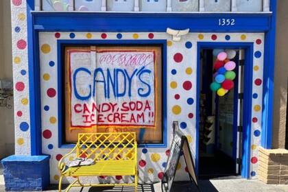 La tienda se volvió un punto de referencia por sus importados: Kit Kat japoneses, Haribo alemanes, Milka, Lay’s asiáticas y dulces tradicionales norteamericanos