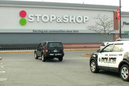 La tienda Stop and Shop fue el escenario del hurto de estas dos mujeres que sustrajeron productos para poder tener una cena navideña para la familia