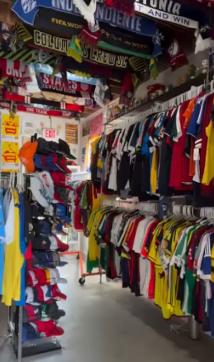 La tienda ubicada en Miami, Florida, tiene más de 2 millones de ejemplares de camisetas de futbol (Instagram/@golacokits)