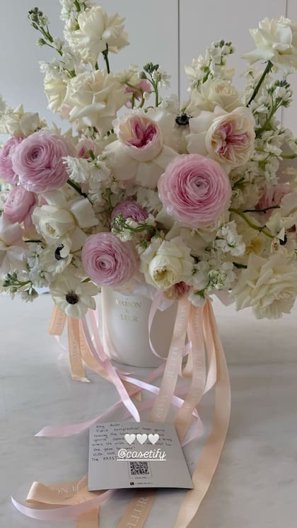 La tierna carta que redactaron para Anto por su cumpleaños con el arreglo floral y la joya que recibió de Tiffany