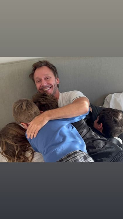 La tierna foto de Benjamín Vicuña con sus hijos en el sillón de su casa